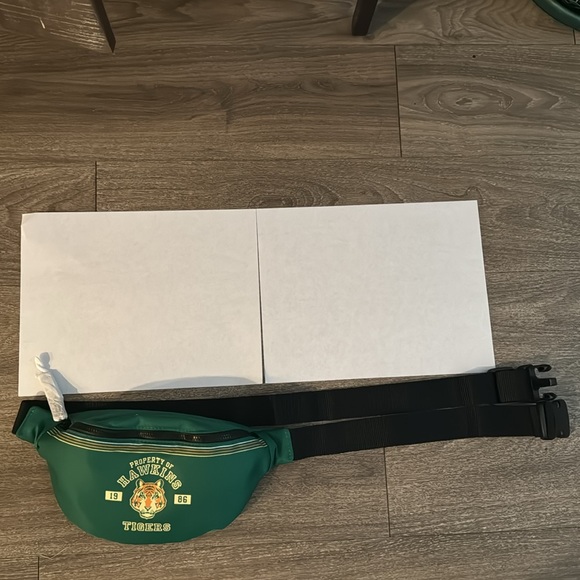 MAC Stranger Things Fanny pack - Picture 3 of 4